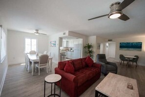 Smart TV, books - The Waves of St. Pete Beach FL-Roomy Condo (St. Pete Beach)