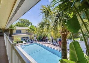 Una piscina al aire libre, una piscina climatizada