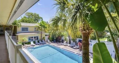 The Waves of St. Pete Beach FL-Roomy Condo