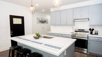 Een koelkast, een magnetron, een oven, een kookplaat