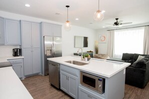 Réfrigérateur, four à micro-ondes, un four, surface de cuisson