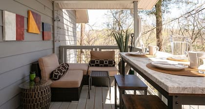Pet Friendly Chalet, Tucked in the Trees and only three minutes from downtown!