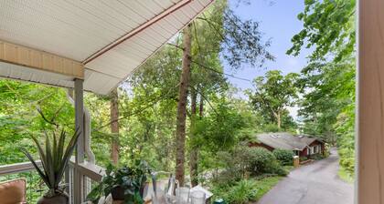 Pet Friendly Chalet, Tucked in the Trees and only three minutes from downtown!