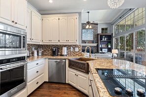 Kylskåp, mikrovågsugn, ugn och spishäll