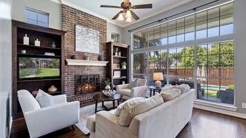 Älytelevisio, takka, videopelejä, kirjoja