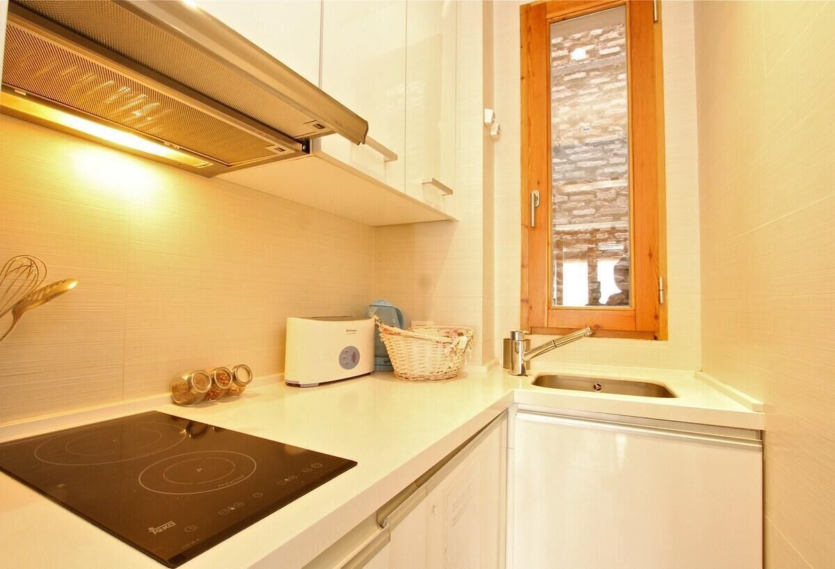 Fridge, microwave, coffee/tea maker, cookware/dishes/utensils