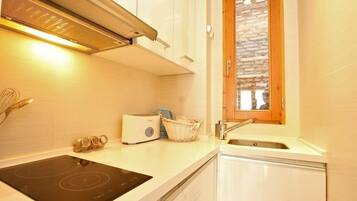 Fridge, microwave, coffee/tea maker, cookware/dishes/utensils