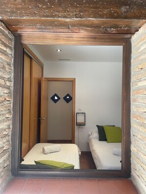 2 bedrooms, travel cot, Internet - INSIDE APARTMENT CASA DE LA ALBERCA (Granada)