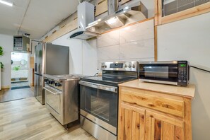 Microondas, horno, lavavajillas y cafetera y tetera 