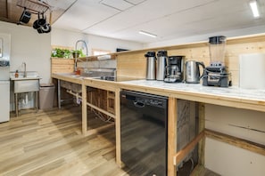 Microondas, horno, lavavajillas y cafetera y tetera 
