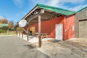 Outdoor dining - Barbeau Studio w/ St Mary’s River Views! (Barbeau)