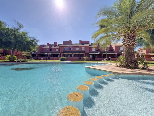 Apartamento ático, vista a la piscina, Wi-Fi, estacionamiento.