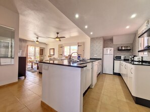 Fridge, microwave, oven, dishwasher - Penthouse apartment, pool view, Wi-Fi, Parking (Mar de Cristal)