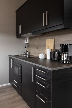 Panoramic Apartment | Private kitchen | Electric kettle - Keflavik's Ray of sunshine Hafnargata (Reykjanesbær)