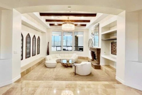 Pristine Luxury Estate, Views, Sleeps 26, Heated Pool & Spa