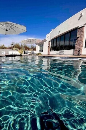 Pristine Luxury Estate, Views, Sleeps 26, Heated Pool & Spa