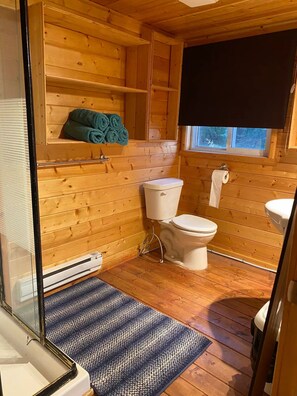 Shower, hair dryer, towels, soap - Hilltop Cabin (Monarch)