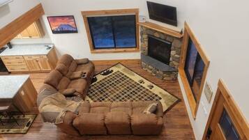 Televisor intel·ligent, llar de foc, llibres i videoteca