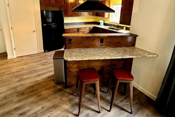Full-size fridge, microwave, oven, stovetop