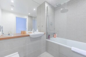 Eenvoudig appartement, 1 tweepersoonsbed met slaapbank | Badkamer | Een douche, handdoeken, zeep, shampoo