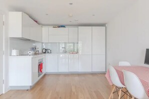 Basic Apartment, 1 Katil Kelamin (Double) dengan Katil Sofa | Dapur peribadi | Peti sejuk, ketuhar, dapur, mesin basuh pinggan mangkuk 