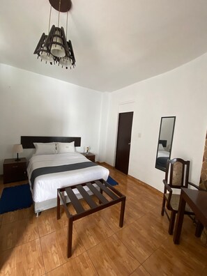 Quarto clássico | Individualmente decorados, individualmente mobiliados, escrivaninha