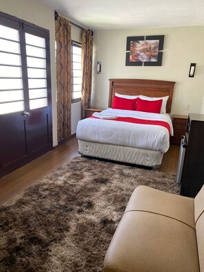 Habitación clásica | Decoración personalizada, muebles diferentes, escritorio y wifi gratis 