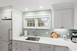 Kjøleskap, mikrobølgeovn, ovn og oppvaskmaskin