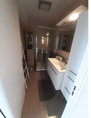 Shower, towels, soap, toilet paper - Grand Appartement de Standing Avec Parking (Marseille)
