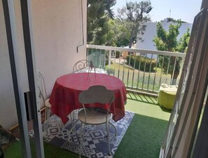 Outdoor dining - Grand Appartement de Standing Avec Parking (Marseille)