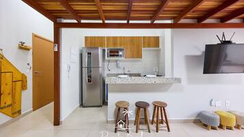 Apartamento | Cozinha privada | Geladeira grande, micro-ondas, fogão, cooktop