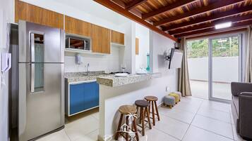 Apartamento | Cozinha privada | Geladeira grande, micro-ondas, fogão, cooktop