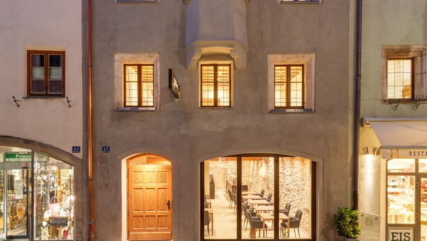 A building with multiple windows, a central entrance, and a balcony with railings. - Boutiquehotel Rattenberg (Rattenberg)