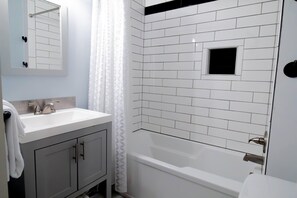 Deluxe Studio Suite | Bathroom | Shower, hair dryer, towels - Seafare (Seaside)