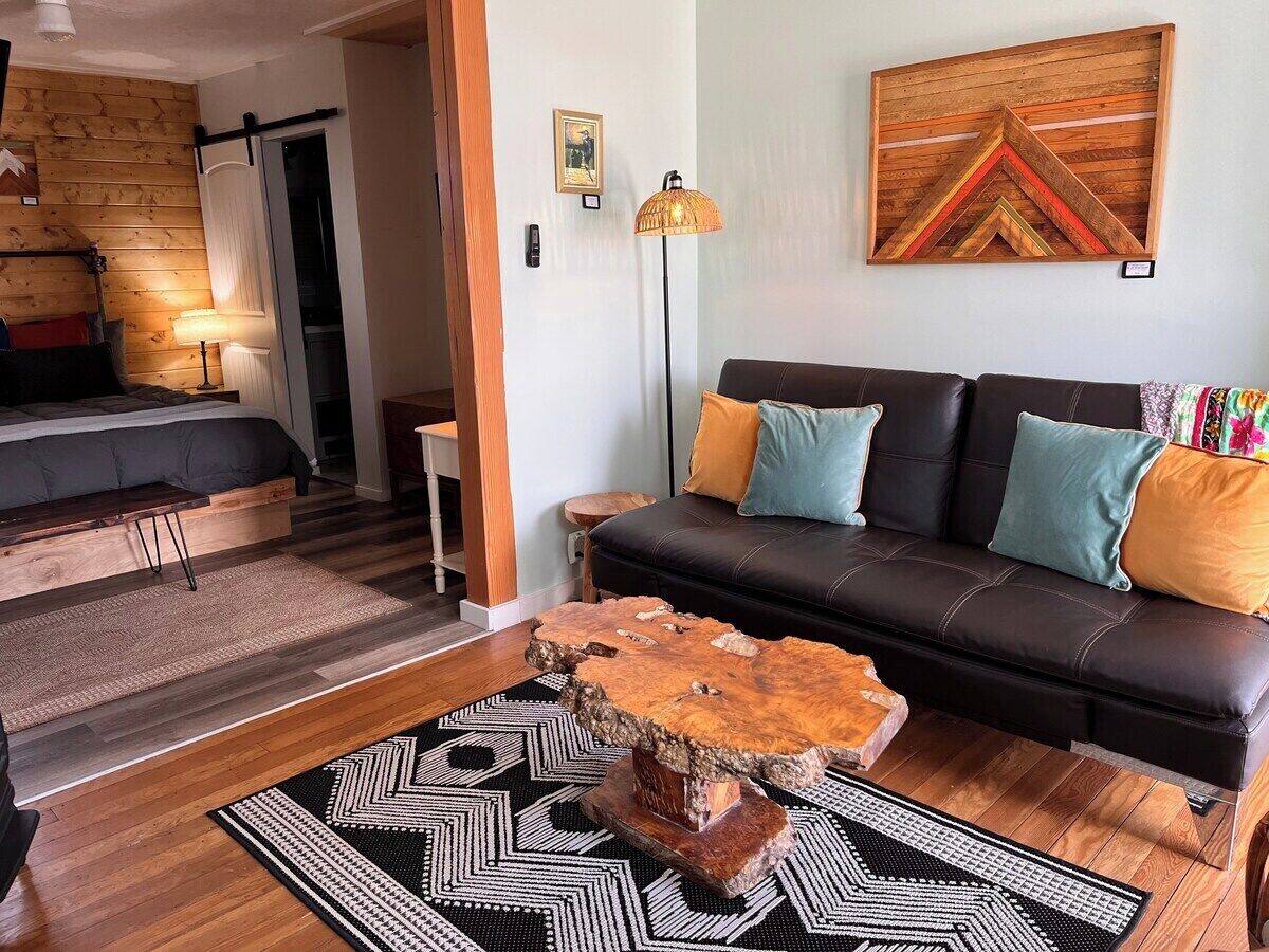 Deluxe-Studiosuite | Wohnbereich | 75-Zoll-Smart-TV mit Digitalempfang, Netflix, Streaming-Dienste