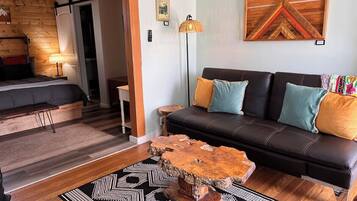 Deluxe-Studiosuite | Wohnbereich | 75-Zoll-Smart-TV mit Digitalempfang, Netflix, Streaming-Dienste