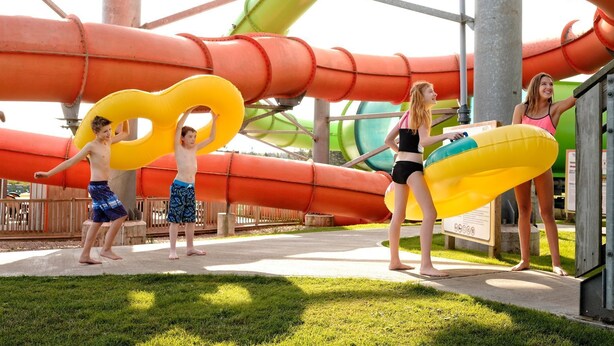 Um parque aquático com vários toboáguas e boias infláveis.
