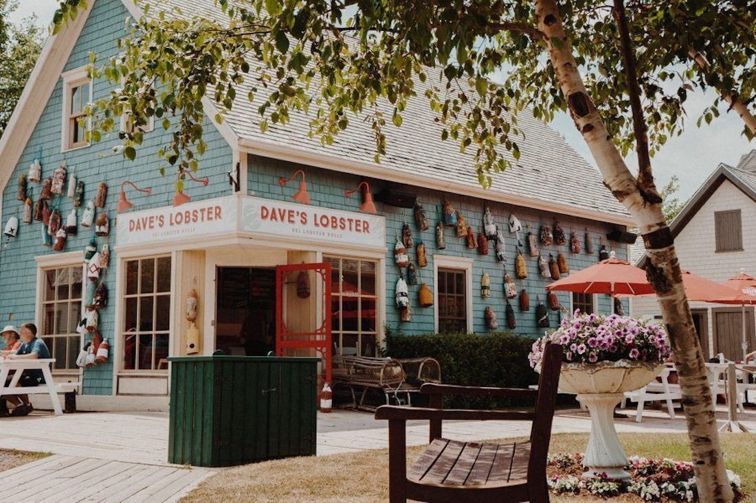 Un edificio con un cartello che riporta "Dave's Lobster" e una fila di espositori con aragoste sulla parete.