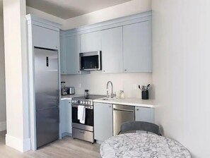 Refrigerador, microondas, horno y parrilla de estufa 