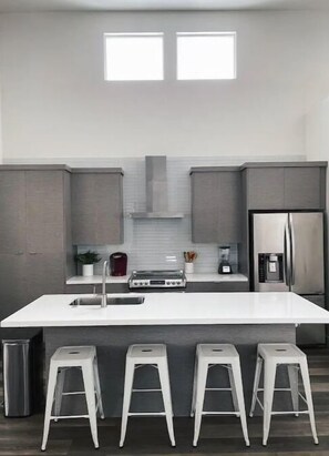 冷蔵庫、電子レンジ、オーブン、コンロ