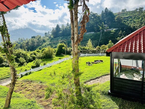 Stylish & Cozy Villa: Lush lawns - Firepit - Glass House - 5 mins from Ooty town