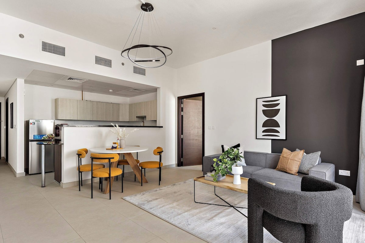 Apartemen Superior, 1 Tempat Tidur King, pemandangan kanal | Area keluarga | Smart TV 50-inci dengan saluran TV digital
