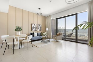 Apartamento Elite | Zona de estar | Smart TV de 50 pulgadas con canales digitales