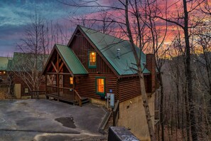 Exterior - Cozy 2BR Wood Cabin: Pet Friendly, Hot Tub, Pool Table, Close to PF & Gatlinburg (Pigeon Forge)