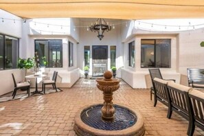 Outdoor dining - Adorable Casita Pool, Spa, Desert Mountain Views
(Fountain Hills)