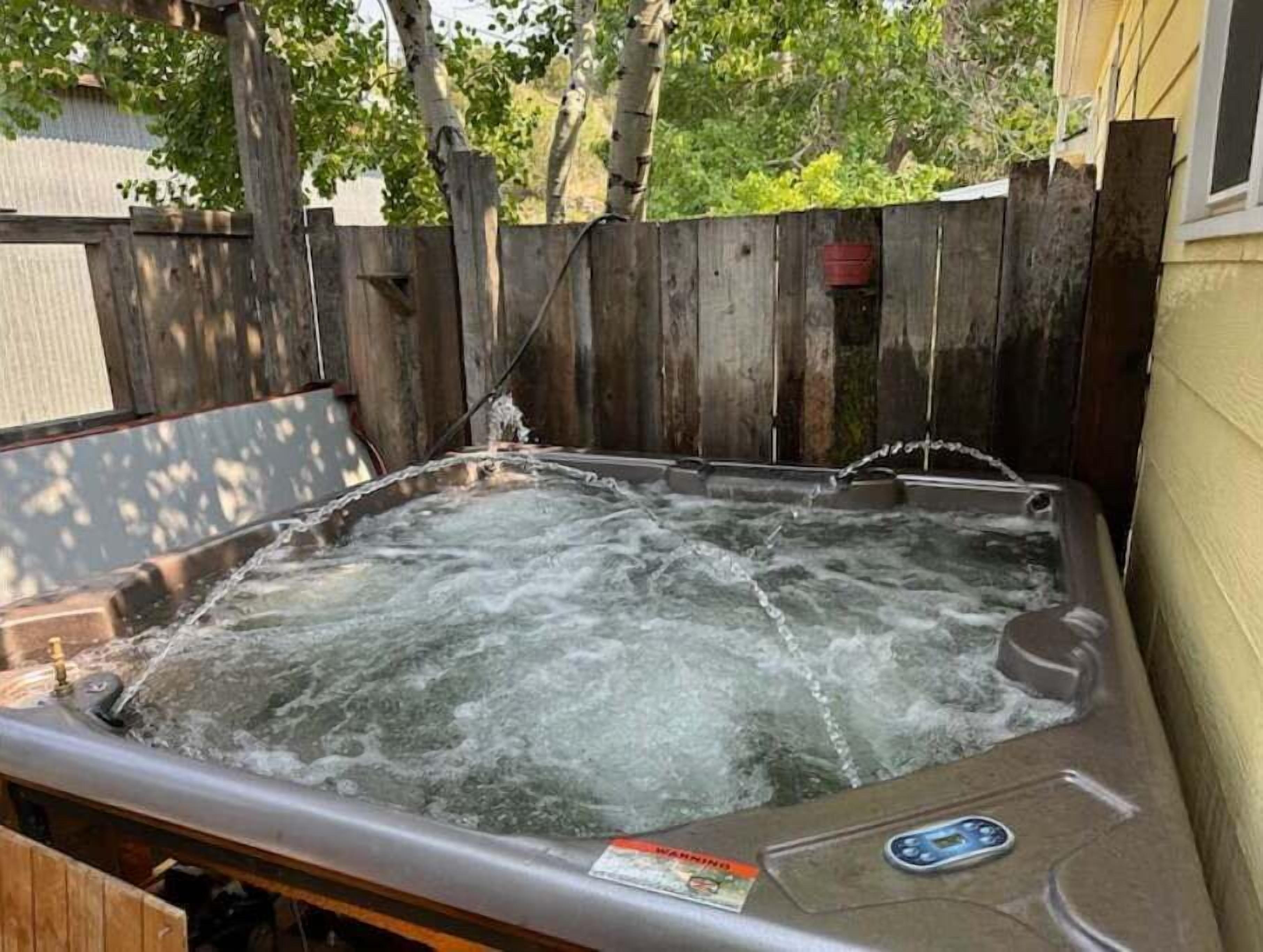 Hot Tub Haven - Only 2 Blocks To Candy Shop or Philipsburg Brewery!
