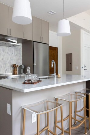 Geschirrspüler, Esstisch, Kücheninsel