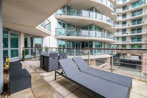 Terrace/patio - Serene 2BD Riverside Flat with Balcony, Vauxhall (London)