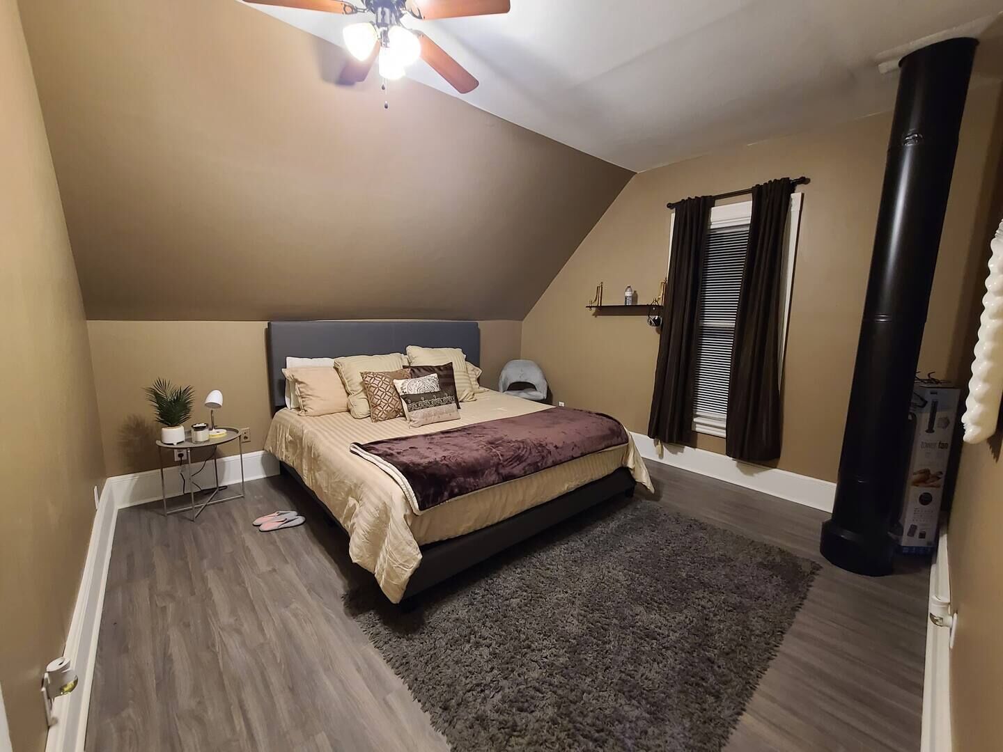 4 bedrooms, iron/ironing board, WiFi, bed sheets