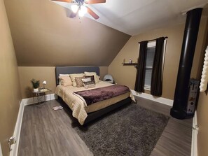 4 bedrooms, iron/ironing board, WiFi, bed sheets